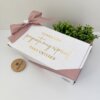 El set de regalo incluye dos termo tazas de 360 ml y una cajita personalizada con texto en oro español, lazo rosa, follaje y una ficha redonda de madera, ideal para ocasiones especiales como el Kit termo taza 360ml x2 y caja chica personalizada.