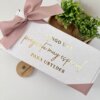 Kit termo taza 360ml x2 y caja chica personalizada: Presentado en una caja blanca con cinta rosa, texto dorado y planta de fondo sobre superficie blanca. Ideal como parte de un kit o para una caja personalizada.
