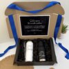 Caja regalo con Kit porta botellas, dos vasos personalizados termo delgado 590ml, una pajita, una nota, lazo azul decorativo y una pequeña planta en caja personalizada md.