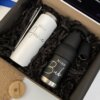 El Kit porta botellas + termo delgado 590ml y caja personalizada md incluye un termo delgado blanco, porta botellas negras, pajitas metálicas y una nota, ideal como caja de regalo personalizada para ocasiones especiales.