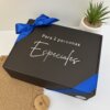 caja personalizada con cinta azul y etiqueta "Para 2 personas Especiales", ideal como regalo único