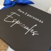 caja negra con lazo azul y texto "Para 2 personas especiales" en blanco y plata, ideal para regalar y sorprender a quienes más quieres.