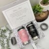Kit termo portalatas x2 en una caja personalizada chica magnética, acompañado de una emotiva tarjeta y rodeado de plantas y detalles en madera.