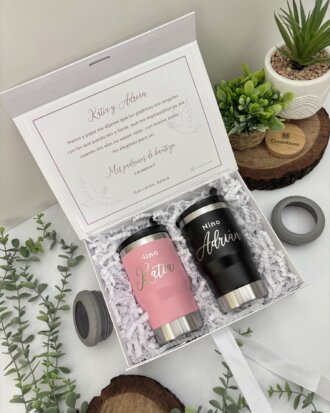 Kit termo portalatas x2 en una caja personalizada chica magnética, acompañado de una emotiva tarjeta y rodeado de plantas y detalles en madera.
