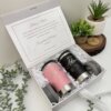 Kit termo portalatas x2 con nombres, en rosa y negro, rodeados de suculentas y follaje, presentados en una elegante caja personalizada chica magnética.