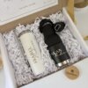 Kit porta botellas + termo delgado 590ml en caja personalizada md, con popote de metal, nota especial y relleno de papel picado.