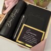 Kit regalo termo digital liso 500ml, libreta y bolígrafo personalizado con tarjeta de agradecimiento, presentado en caja con listón rosa.