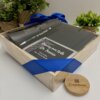 Kit regalo termo digital liso 500ml con libreta y bolígrafo personalizado, presentado en caja de madera decorada, incluye tarjeta; ideal para ocasiones especiales.