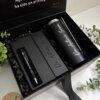 Kit regalo personalizado en caja con termo delgado 590ml, libreta cierre magnético vertical y bolígrafo, todos con nombre con grabado laser; incluye mensaje en español en la tapa.