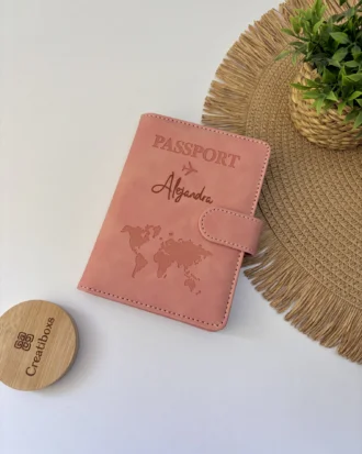 Personaliza tu funda porta pasaporte con nombre; incluye espacios para dinero y tarjetas más seguridad RFID, ideal para viajar con estilo.