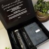 Kit regalo personalizado en caja con termo delgado 590ml, libreta broche metálico y bolígrafo, acompañado de nota en español y rodeado de pequeñas plantas-el detalle perfecto para cualquier ocasión.
