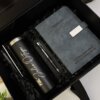 Kit regalo personalizado en caja con termo delgado 590ml, libreta broche metálico y bolígrafo, todo grabado con una firma especial.