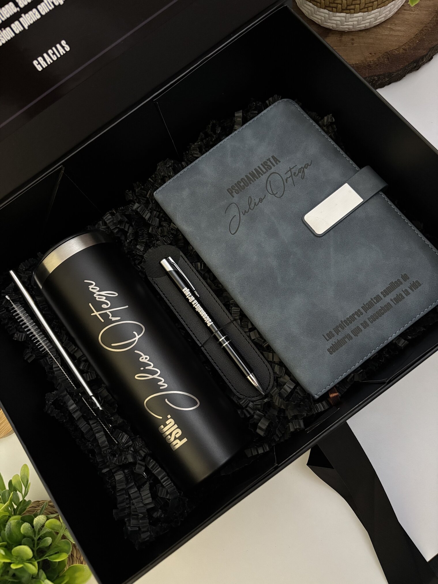 Kit regalo personalizado en caja con termo delgado 590ml, libreta broche metálico y bolígrafo, todo grabado con una firma especial.