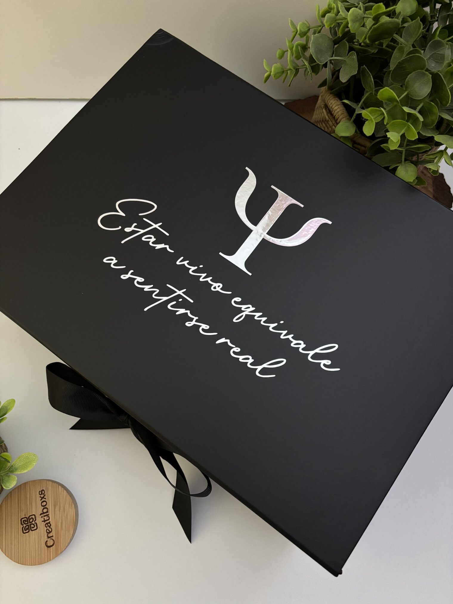 Kit regalo personalizado en elegante caja negra con termo delgado de 590ml, libreta con broche metálico y bolígrafo; ideal como obsequio para cualquier ocasión.