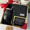 El kit de regalo personalizado incluye una tarjeta de felicitación, un vaso de vino de 360 ml, un cuaderno con cierre magnético y un bolígrafo, todo ello elegantemente presentado en una caja de regalo decorativa.