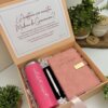 Personaliza tu kit regalo en caja con termo delgado de 590ml, libreta con broche metálico y bolígrafo; incluye una nota especial para hacerlo único y especial.