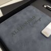 Set libreta con broche magnético plateado, ALEJANDRO Verdugo grabado, acompañado de bolígrafo negro en una elegante caja.