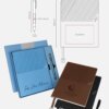 Agenda semanal clásica personalizada para 2027 con bolígrafo y estuche en colores azul, marrón y negro; incluye un esquema con las dimensiones, ideal para organizar tus planes para 2027.