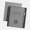 Agenda diaria 2027 con bolígrafo y estuche, de color gris, personalizada con el nombre «Francisco Núñez» en la portada.