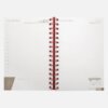 Agenda diaria 2027 con bolígrafo y estuche: una agenda de espiral abierta que muestra el 1 y el 2 de febrero con espacios para las horas, un pequeño calendario mensual y un elegante bolígrafo al lado, ideal para planificar tus días.