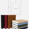 Cinco libretas «Agenda personalizada diaria 2027 profesional» de tapa dura, en distintos colores, están colocadas junto a una pila de seis, cuyas dimensiones se indican arriba; son perfectas para utilizarlas como agenda profesional o como agenda diaria.