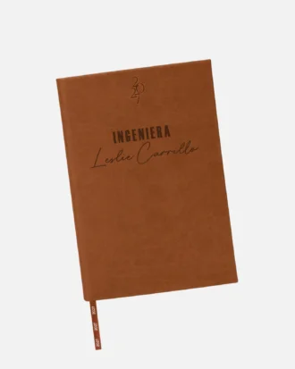 Agenda diaria 2027 profesional color café, con personalización de nombre y profesión en la portada y separador de cinta.