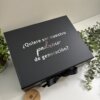 Caja de regalo negra con lazo que contiene un kit de regalo personalizado en caja con taza térmica de 360 ml (12 oz), cuaderno con cierre metálico y bolígrafo para un padrino.