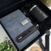 Set de regalo personalizado con taza térmica de 360 ml (12 oz), cuaderno gris con bolígrafo y caja.