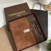 Set de libreta personalizada con broche plateado y bolígrafo en caja