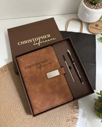 Set de libreta personalizada con broche plateado y bolígrafo en caja
